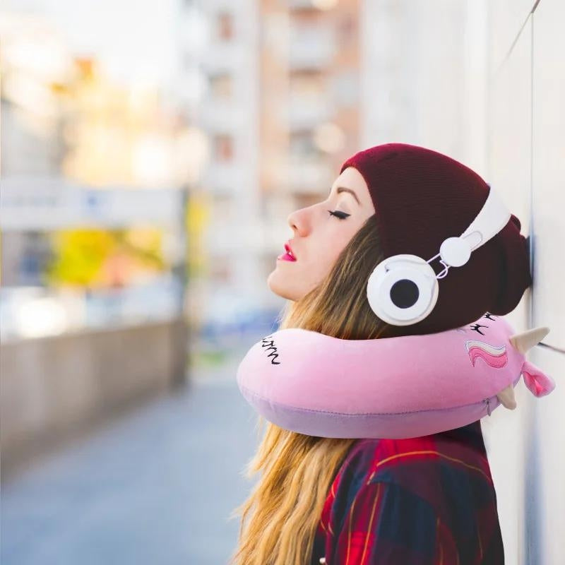 coussin de voyage enfant au design jeune