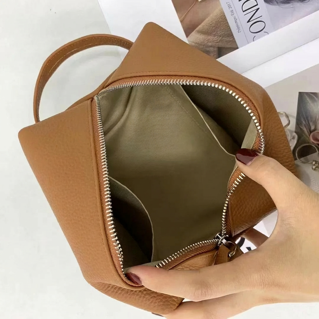 CASSANDRA - Trousse de Toilette Femme en Cuir Vachette Personnalisable