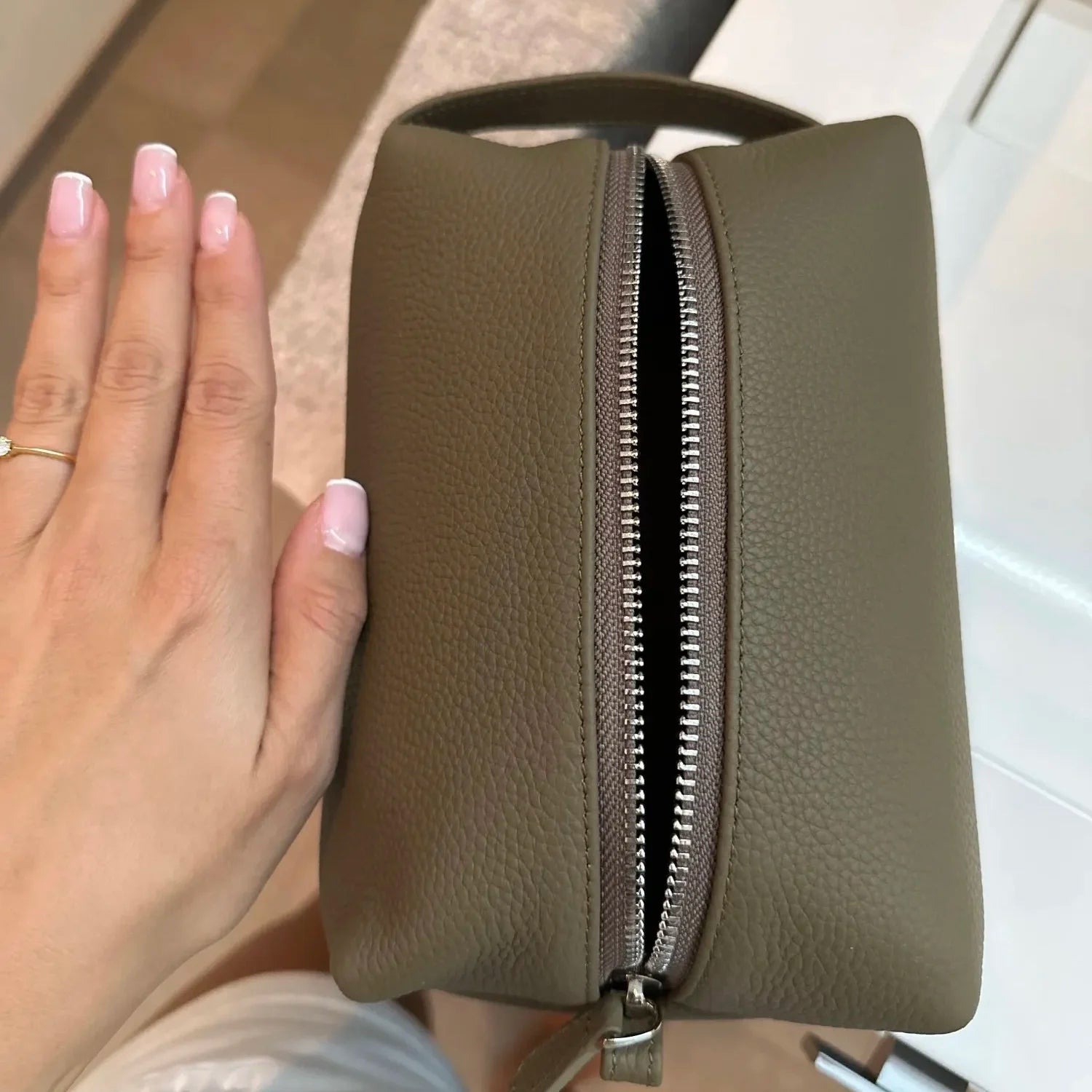 CASSANDRA - Trousse de Toilette Femme en Cuir Vachette Personnalisable