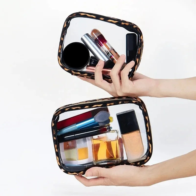 BELLEROPHON - Trousse de Toilette Transparente Léopard