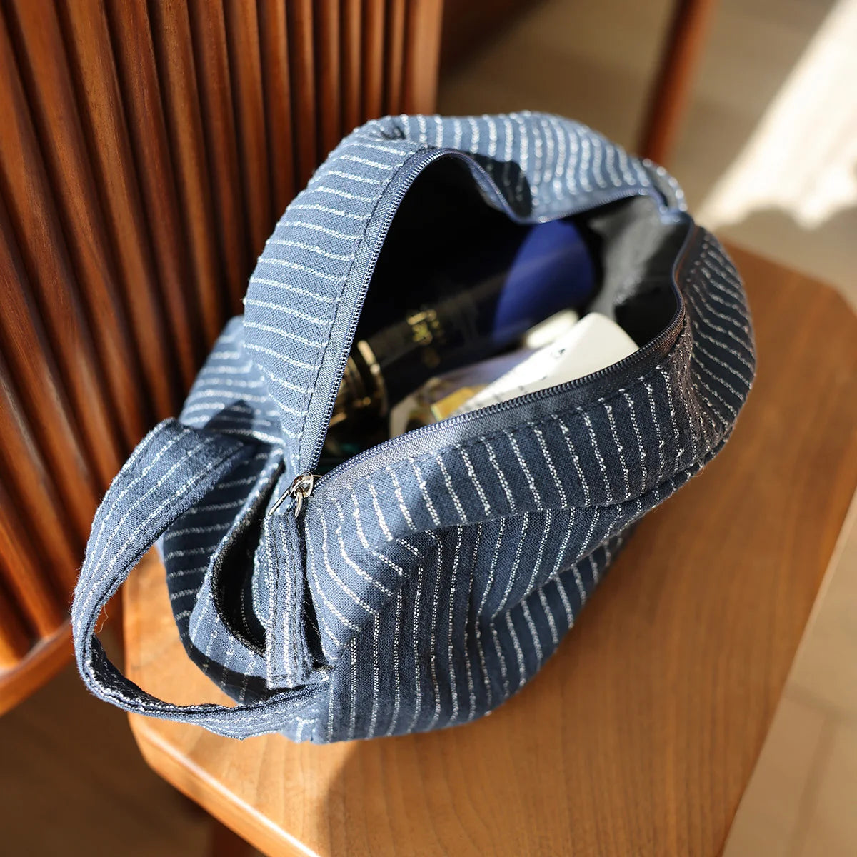 CLIO - Trousse de Toilette Rayée Classique en Toile Élégante