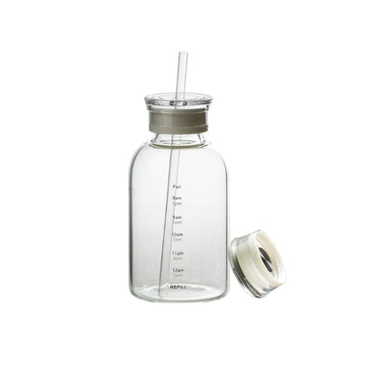 bouteille d'eau en verre avec paille