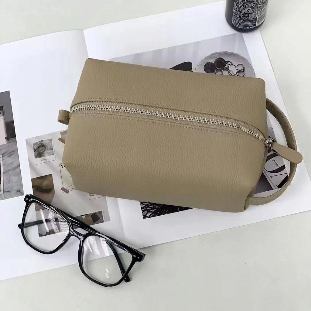 CASSANDRA - Trousse de Toilette Femme en Cuir Vachette Personnalisable